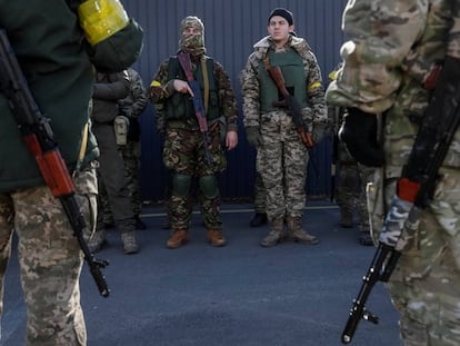 Nuevos miembros se unen a las fuerzas de defensa de Ucrania y reciben armas en Kiev