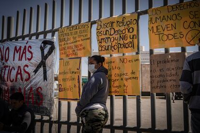 La tragedia en el centro del INM ha elevado la tensión entre los migrantes que esperan su turno para ingresar a Estados Unidos. En la imagen, una migrante junto al altar colocado en honor a los 39 migrantes fallecidos en Ciudad Juárez. 
