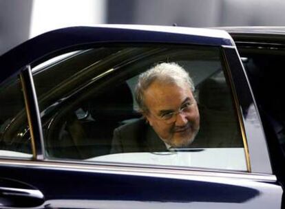 Pedro Solbes sale del coche oficial para dirigirse a la reunión de ayer en Luxemburgo.