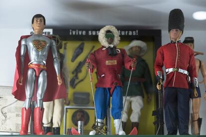 Varias figuritas de superhéroes.