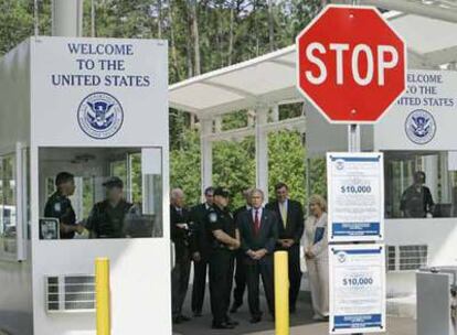El presidente George Bush visita el pasado mayo un modelo de los nuevos puestos fronterizos en un centro de entrenamiento policial de EE UU.