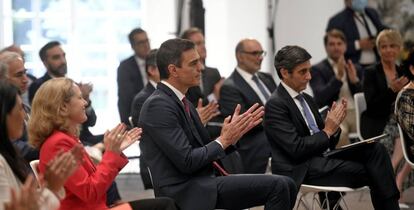 De izquierda a derecha, Nadia Calviño, pedro Sánchez y José maría Álvarez-Pallete, en 2020.