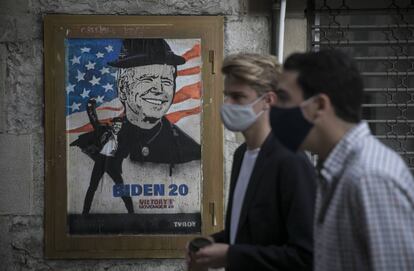 Último mural del artista italiano TVBoy sobre la victoria de Joe Biden.