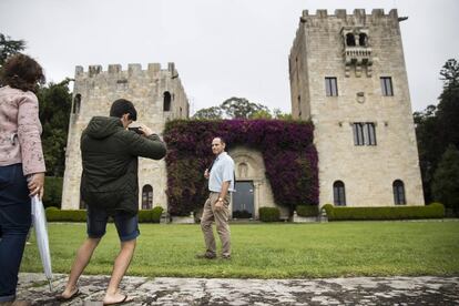 Turistas visitan el pazo de Meirás, en el municipio de Sada (A Coruña).