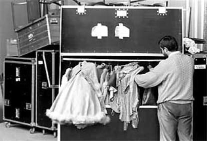 Un trabajador de Objetos Perdidos revisaba el vestuario del Ballet de París en 1991.