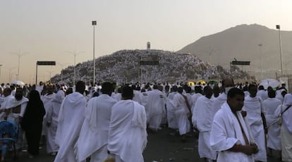 Musulmanes llegan en peregrinación al monte de Arafat, cerca de La Meca.