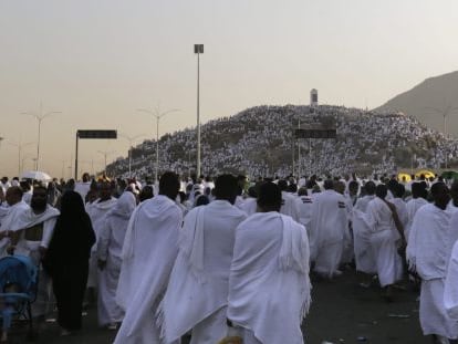 Musulmanes llegan en peregrinaci&oacute;n al monte de Arafat, cerca de La Meca.