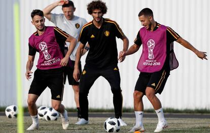 Os irmãos Hazard e no meio Fellaini, em um treinamento da Bélgica.