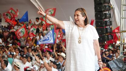 Xóchitl Gálvez saluda a simpatizantes durante un mitin en Veracruz (México), el 26 de mayo de 2024.