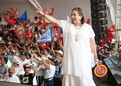 Xóchitl Gálvez saluda a simpatizantes durante un mitin en Veracruz (México), el 26 de mayo de 2024.