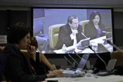 El canciller ecuatoriano, Ricardo Patiño (c-en pantalla), participa junto a la procuradora de su país, Blanca Laura Villeda Martínez (d-en pantalla), en una videoconferencia ofrecida por el Gobierno de Ecuador para discutir el caso interpuesto contra Chevron por contaminar la Amazonía ecuatoriana en la sede de las naciones Unidas, en Nueva York este 24 de septiembre de 2013.