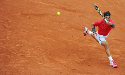 Rafael Nadal devuelve la pelota a Novak Djokovic durante la final del Ronald Garros 2012.