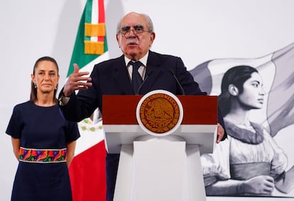 Pablo Gómez y Claudia sheinbaum en Palacio Nacional, el 23 de mayo de 2025.