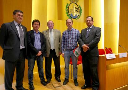 Los participantes en la presentación del informe.