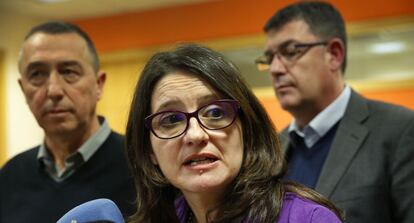Oltra, junto a los miembros de Compomís Baldoví, a la izquierda, y Morera.