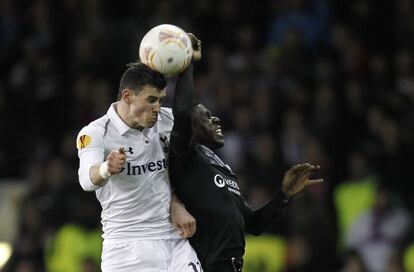 Gareth Bale del Tottenham Hotspur pelea el balón en el aure con el jugador del Lyon Samuel Umtiti.