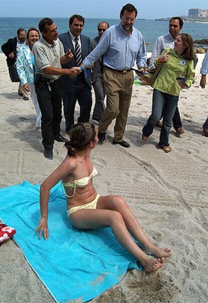 Rajoy, durante el reparto de propaganda electoral en la playa de Riazor (A Coruña).