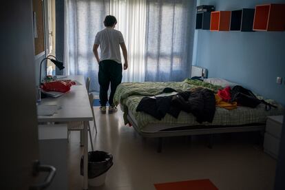 Un menor, en su habitación, en un centro de Segovia. 