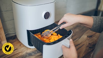 Una freidora con patatas.