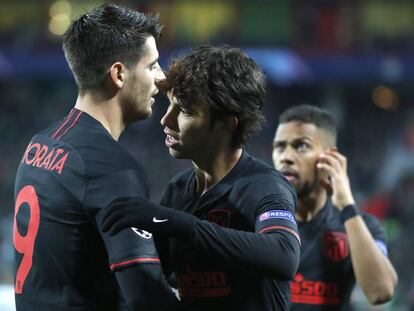 Morata felicita a João Félix tras su gol.