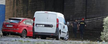 Vista del paso subterráneo debajo de la M-21 en Coslada (Madrid), que quedó inundado tras las fuertes tormentas del pasado jueves y viernes, donde los bomberos han localizado el cuerpo sin vida de un hombre, de 57 años, que falleció esta madrugada ahogado al quedar atrapado en su vehículo.