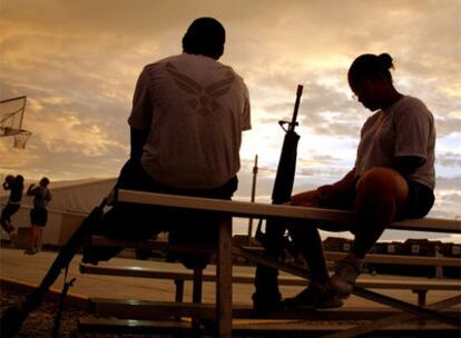 Dos soldados estadounidenses de la ISAF, en la base aérea de Kandahar (Afganistán) en 2007.