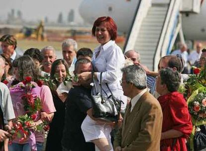 Un hombre alza a la enfermera Kristiana Valcheva a su llegada al aeropuerto de Sofía.