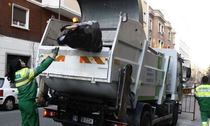 Operarios recogen la basura en Madrid.