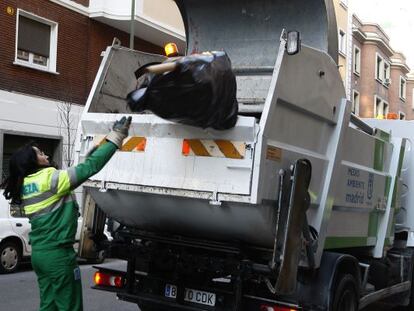 Operarios recogen la basura en Madrid.