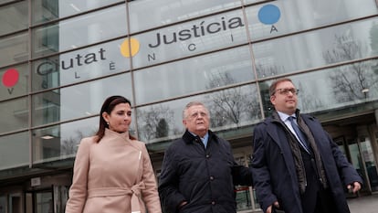 Pedro Cortés (centro) abandona la Ciudad de la Justicia de Valencia tras el juicio por abusos sexuales a un menor.