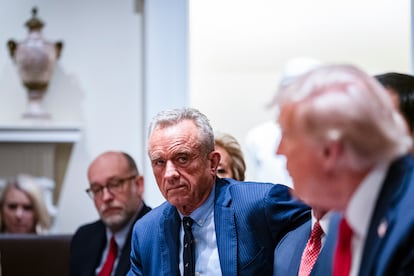 El secretario de Salud estadounidense, Robert F. Kennedy Jr., junto al presidente Donald Trump durante una reunión en la Casa Blanca.