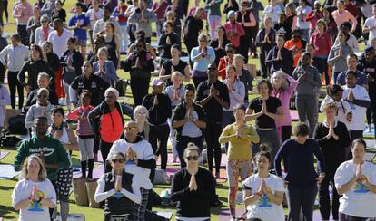 Practica multitudinaria de yoga en Johannesburgo (Sudáfrica), el 16 de junio de 2018.