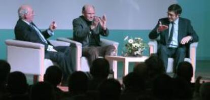 Los exlehendakaris José Antonio Ardanza (i), Juan José Ibarretxe (c) y Patxi López, durante el acto conjunto celebrado hoy en la Universidad del País Vasco para hablar de sus diferentes etapas al frente del gobierno vasco.