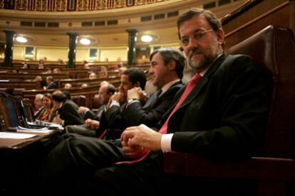 Rajoy, junto a Acebes y Zaplana, en el Congreso.