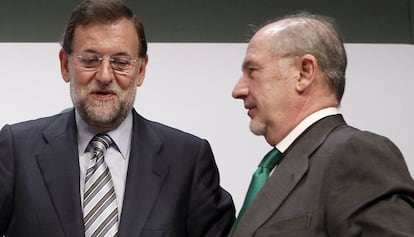 El expresidente del Gobierno, Mariano Rajoy, junto al expresidente de Caja Madrid, Rodrigo Rato.