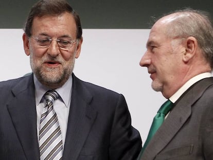 El expresidente del Gobierno, Mariano Rajoy, junto al expresidente de Caja Madrid, Rodrigo Rato.