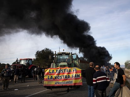 Agricultores bloqueando la AP7 en Pontós (Girona) a pocos kilómetros de Francia.