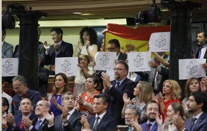 Los diputados del PdeCAT exhiben carteles con una urna para reivindicar el referéndum.