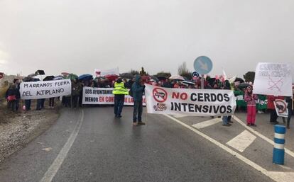 Manifestantes cortan la A-315 a la altura de Cuevas del Campo (Granada) al grito de El negocio del marrano mata al altiplano