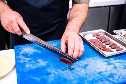 El cuchillo que usa para cortar las huevas de merluza que emplea en uno de sus platos "cuesta 450" euros, reconoce.