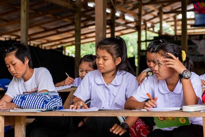 Alumas de etnia karen del colegio U Moo Ta, maquilladas con polvo de thanaka, usado tradicionalmente en Myanmar para protegerse del sol. 