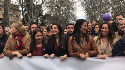 La vicealcaldesa de Madrid, Begoña Villacís, y la portavoz de Ciudadanos en el Senado y líder del partido en Cataluña, Lorena Roldán, en el 8M de Madrid, antes de ser increpadas.