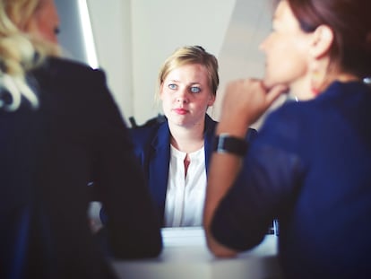 Una mujer durante una entrevista de trabajo.