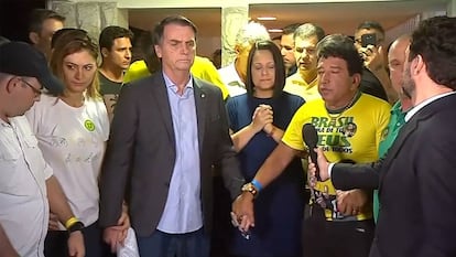 El presidente electo de Brasil, Jair Bolsonaro, que celebró la victoria con una oración (imagen captada por una televisión), hará ministros a varios militares.