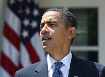 Barack Obama habla sobre la crisis económica en Estados Unidos, este viernes en los jardines de la Casa Blanca.