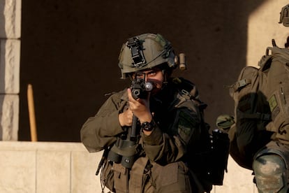 TULKARM, WEST BANK - FEBRUARY 4: The Israeli army continues its attacks on the West Bank city of Tulkarm and the refugee camp on February 4, 2025 in Tulkarm, West Bank. Israeli soldiers took security measures during the raid on the city. (Photo by Issam Rimawi/Anadolu via Getty Images)