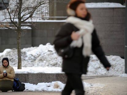 Una mujer pide dinero en una calle de Helsinki en enero de 2010.