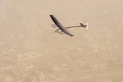 El primer avión impulsado completamente por energía solar, 'Solar Impulse 2', ha despegado de Abu Dhabi para iniciar un viaje de cinco meses de duración en el que dará la vuelta al mundo. En la imagen, el avión solar sobrevuela Abu Dhabi.