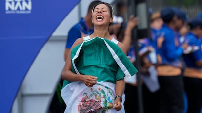 Alejandra Ortega celebra el oro ganado en la marcha atlética en los Juegos Centroamericanos.
