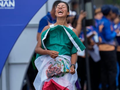 Alejandra Ortega celebra el oro ganado en la marcha atlética en los Juegos Centroamericanos.